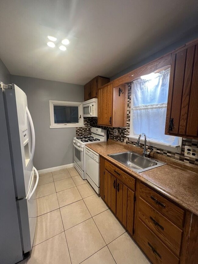 Building Photo - 2500 Linwood Rd