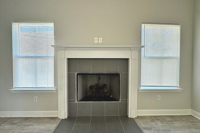 Building Photo - AVAILABLE NOW! (Small Pets Only)