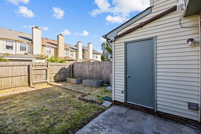 Building Photo - Charming 2 Bed, 2.5 Bath Townhouse for Rent in Virginia Beach!