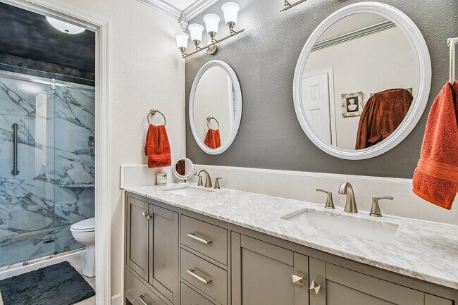 Building Photo - "Charming 3-Bed, 2-Bath Oasis at 1011a Sou...