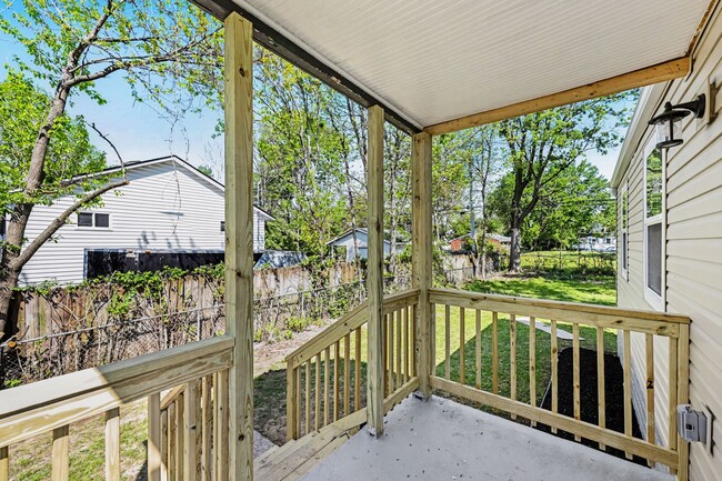 Building Photo - Renovated 2 Bed 1 Bath Home