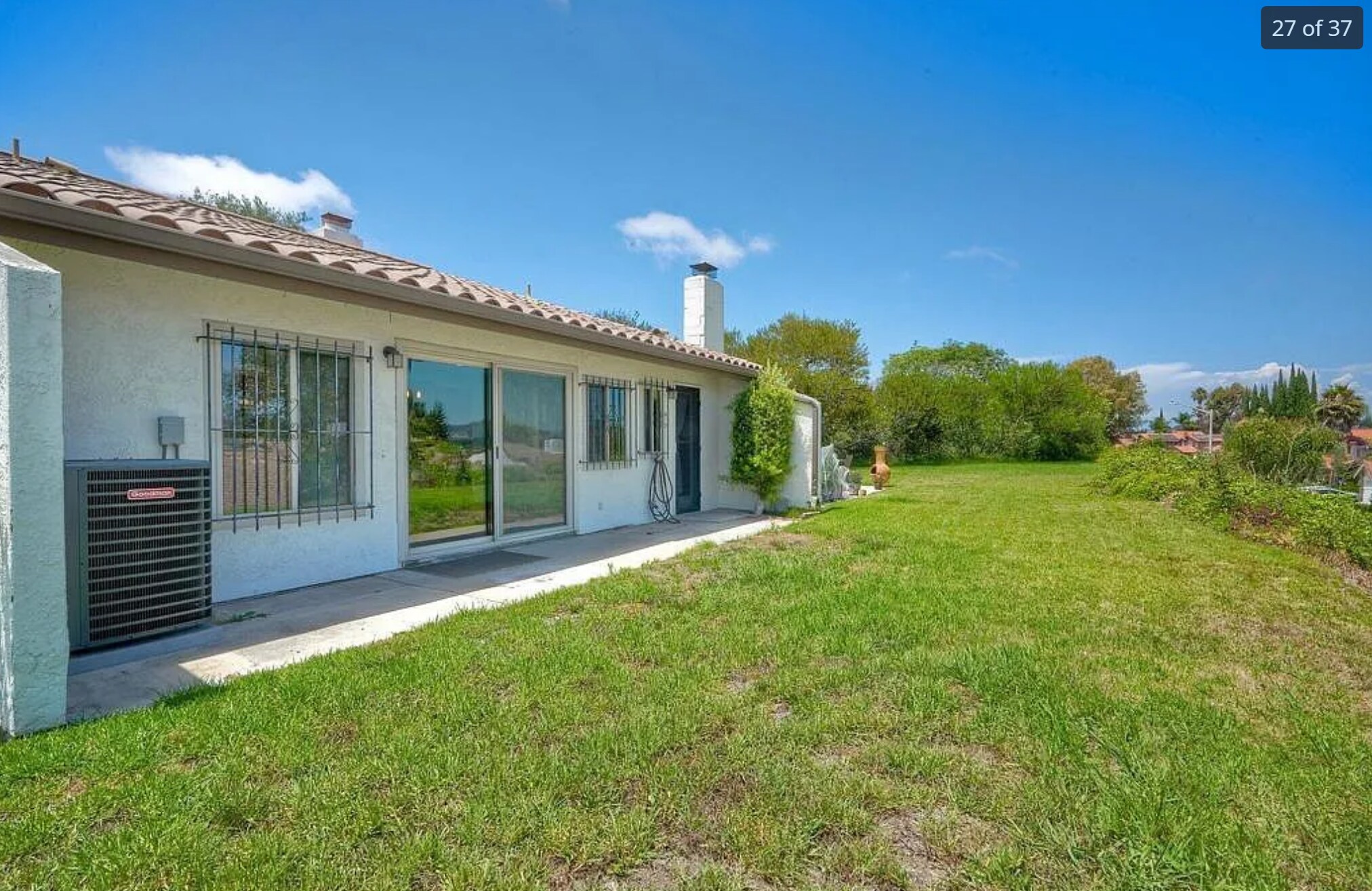 Private patio with shared green strip - 14787 Caminito Orense Oeste