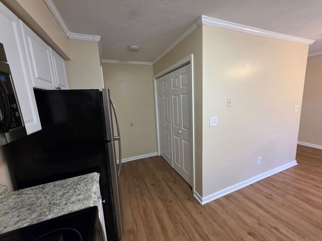 Building Photo - 3 BR 1.5 Bath Townhome located off Cedar road