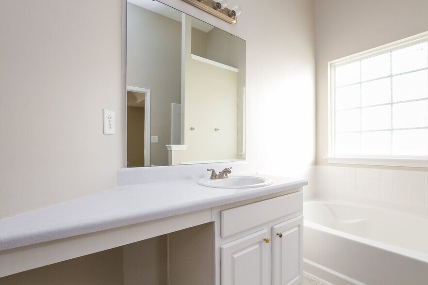 Building Photo - 7033 Tanners Creek Dr