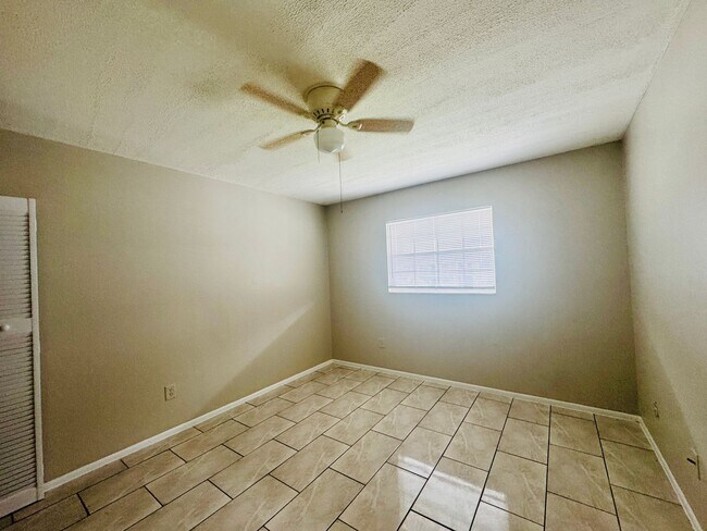 Building Photo - 1 Bed/1 Bath Second Floor Condo in recently renovated apartment community!