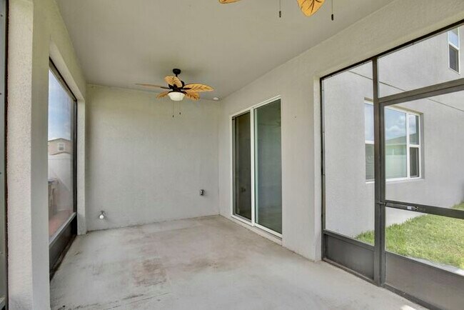 Building Photo - Elegant 5/3 Wilshire Model House with Cove...
