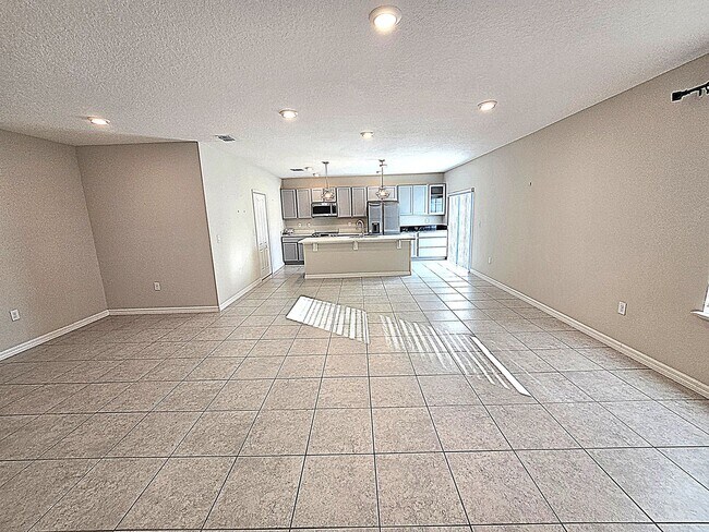 Building Photo - Stunning 4 bedroom, 2-bathroom home