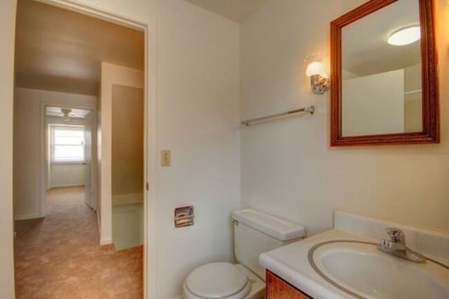 Building Photo - 1010 Crescent Dr