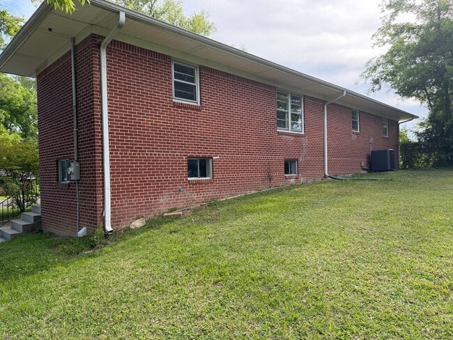 Building Photo - Beautifully Updated!