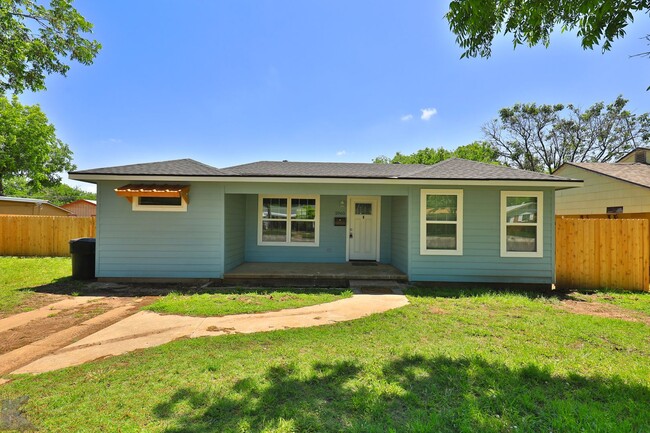 Primary Photo - 3 bed, 2 bath, updated with all appliances provided!