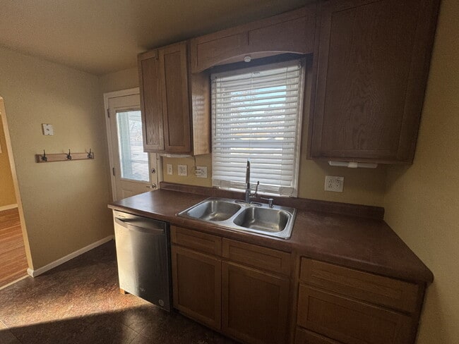 Building Photo - Charming & Cozy 1-Bedroom Retreat in Brooklyn Center – Perfect for Simplified Living!