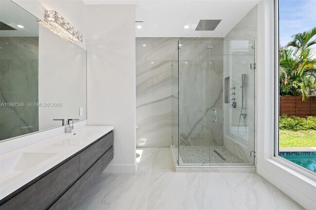 Building Photo - 1615 NE 3rd Ct