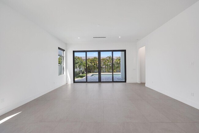 Building Photo - 655 Kingsbridge St