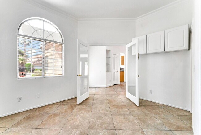Building Photo - Single Story 3 bedroom and 2 bath home.