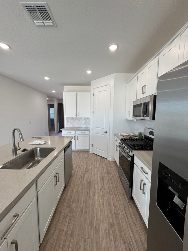 Building Photo - 3 bed 2.5 bath brand new home