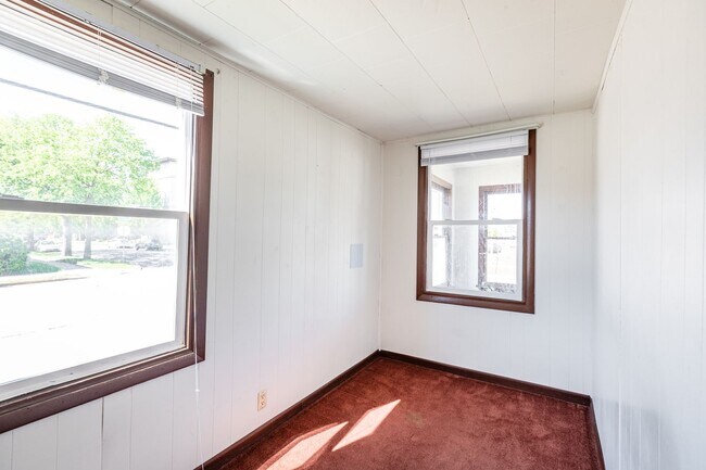 Building Photo - 602-604 9th St N