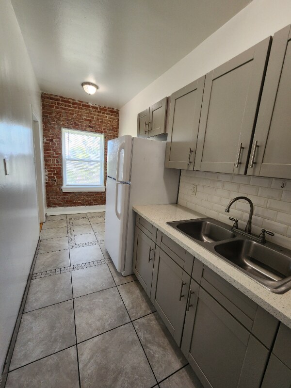 Building Photo - 3950 W 8th St