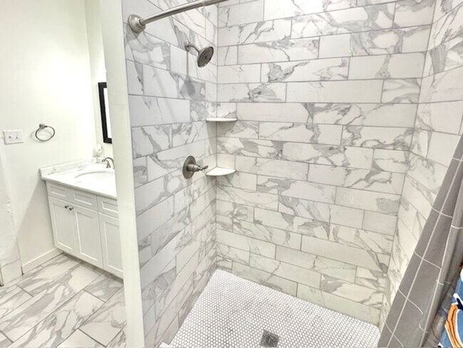 Building Photo - Historic Large Beautiful midtown home near Rhodes College available for Rent!