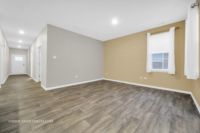 Building Photo - 325 Sussex Ln