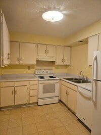 Building Photo - Beautiful Highrise 2 bed 2 bath