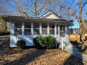 Building Photo - Southern Charm Large Sunscreen Porch- Open...