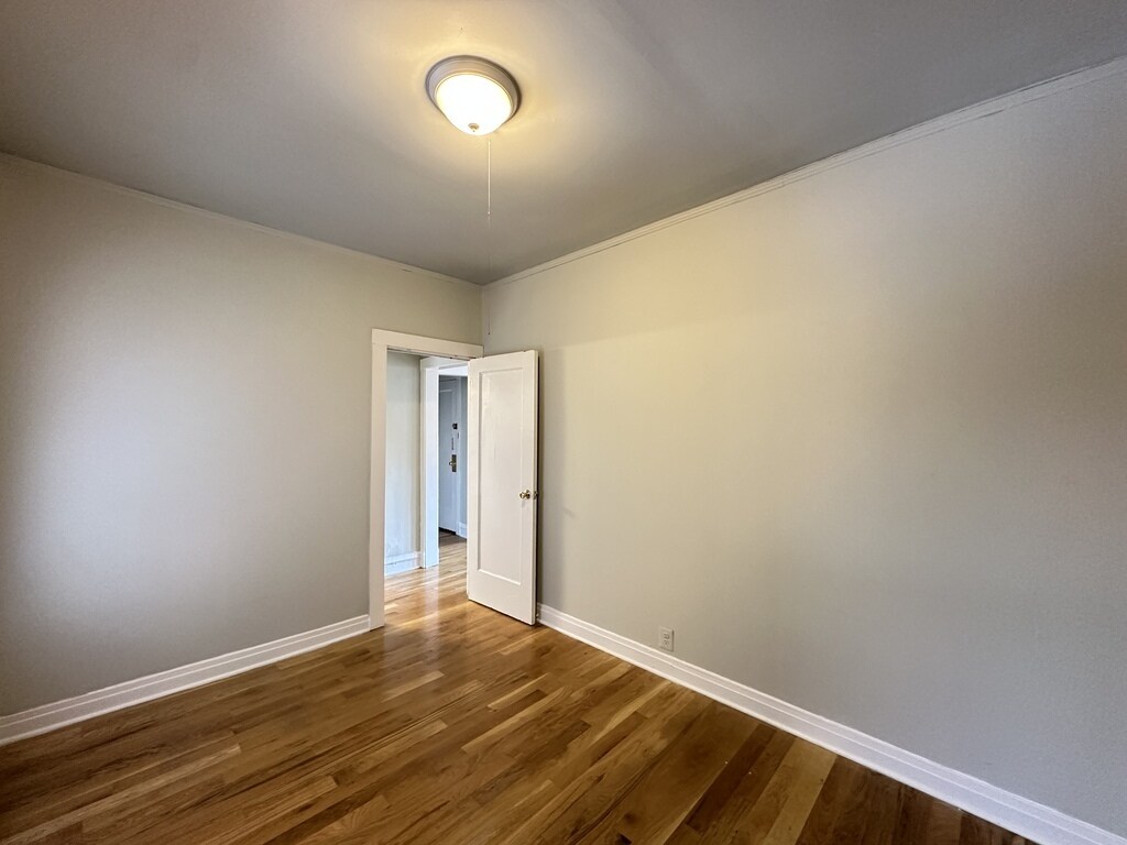 Building Photo - 644 W Barry Ave