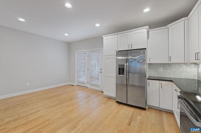 Building Photo - 4 Bedroom 3.5 Bathroom Townhouse with 2 Car Garage - Brownsville Elementary School District