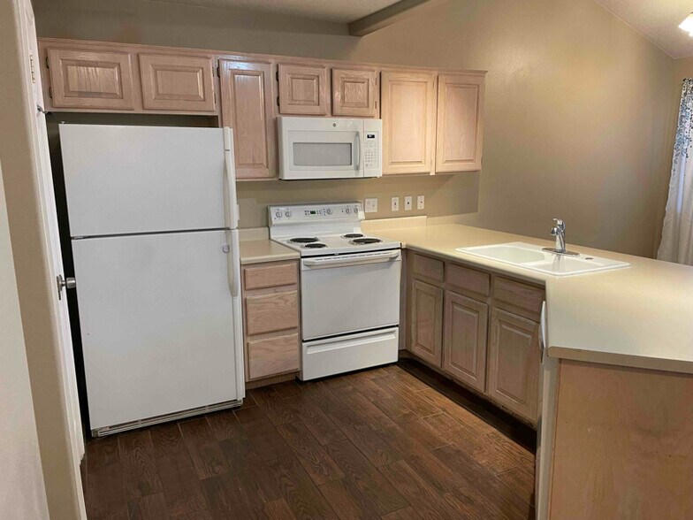 Building Photo - 550 Diagonal St