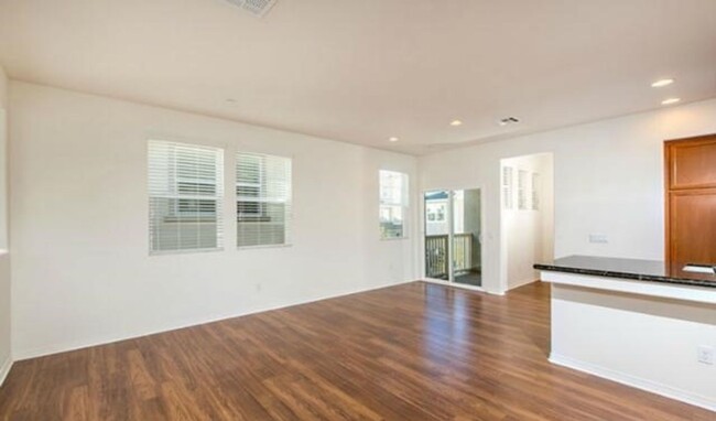 Building Photo - Riverpark Townhome