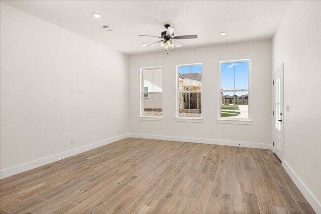 Building Photo - 802 S Creek