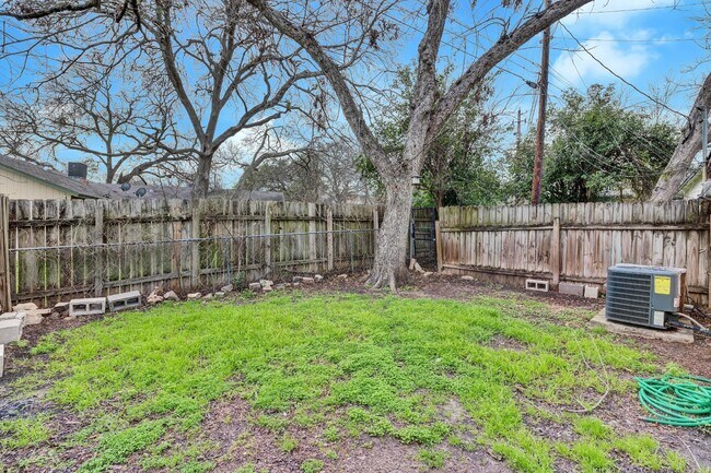 Building Photo - "Charming 2 Bed Apartment in Austin, TX wi...