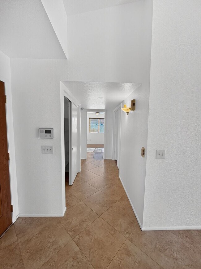 Building Photo - Spacious 4 Bedroom Pool Home in Quiet Cul De Sac