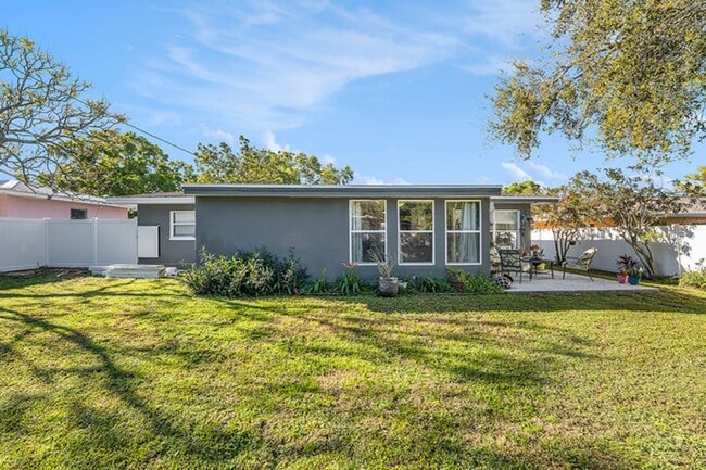 Building Photo - Single Family Home in Sunny Park Groves