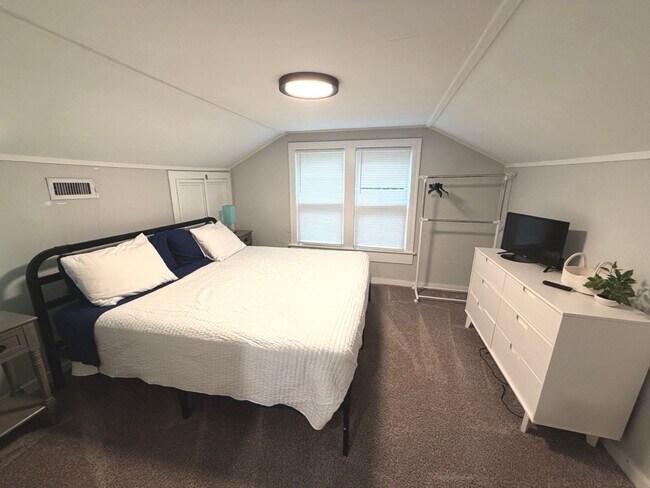 Building Photo - Available fully furnished or unfurnished, this beautifully renovated 3-bedroom, 1.5-bathroom home...