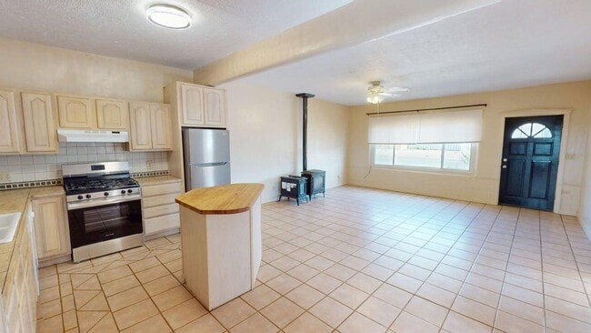 Building Photo - Light and bright 2 bedroom central location