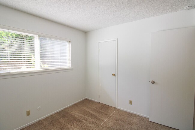 Building Photo - Unique Large Floor Plan for this 5 Bedroom in Laguna Lake