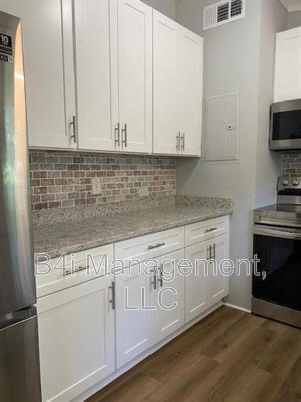Building Photo - 255 Robert E Lee Dr