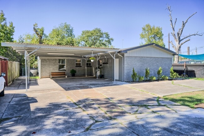 Building Photo - 5907 Nancy Ann St