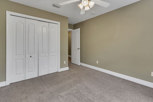 Building Photo - 3 Bedroom- 3 Full bath Small Pet Friendly ...