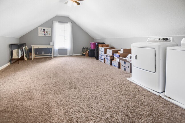 Building Photo - Pet Friendly Three Bedroom with Pool!