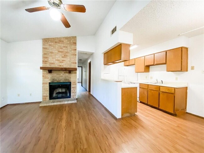 Building Photo - "Charming 3-Bed Retreat with Cozy Fireplac...