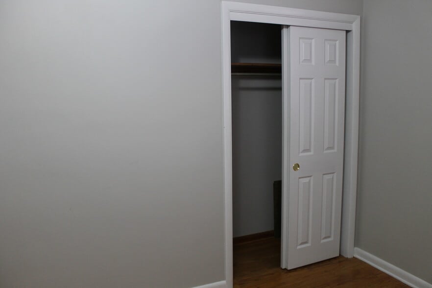 Building Photo - 121 S Main St