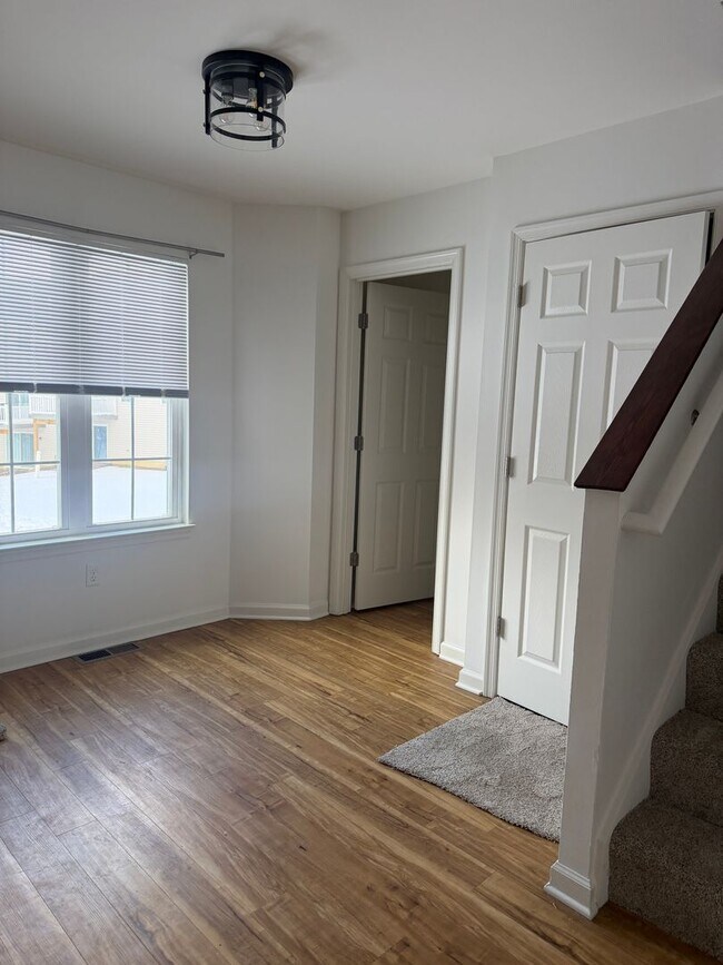 Building Photo - 12-12 Creekside Dr