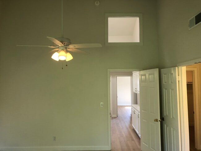 Building Photo - 279 N Skyline Dr