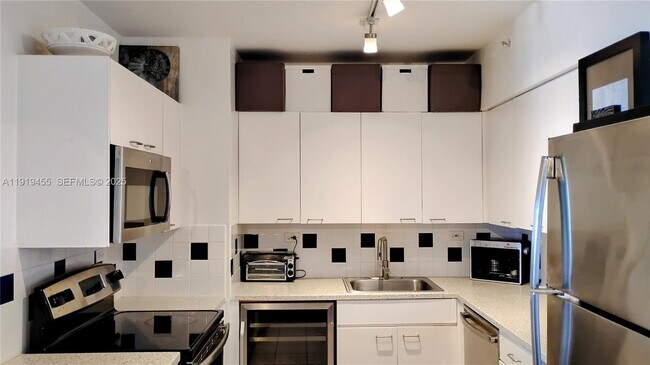 Building Photo - 1500 Bay Rd