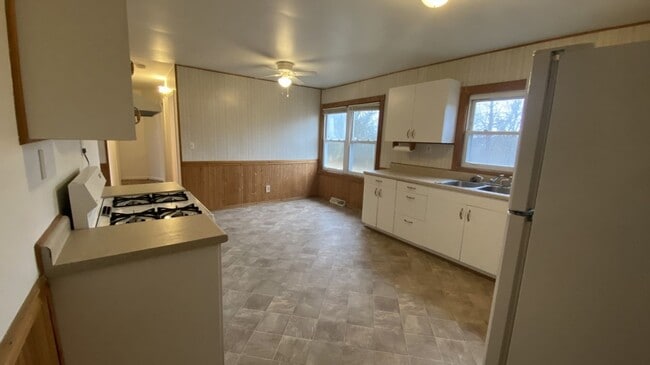 Building Photo - 3 Bedroom, 1 Bathroom Home Close to Fort L...
