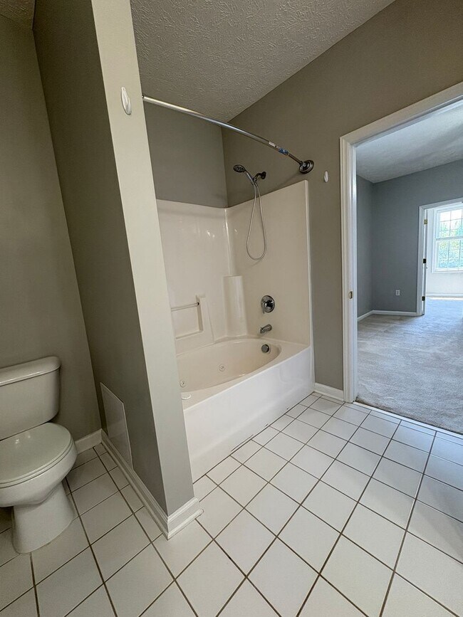 Building Photo - Beautiful 3 Bedroom and 2 Bath Apartment