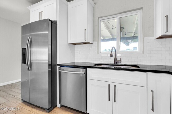 Building Photo - 449 E Harmony Ave