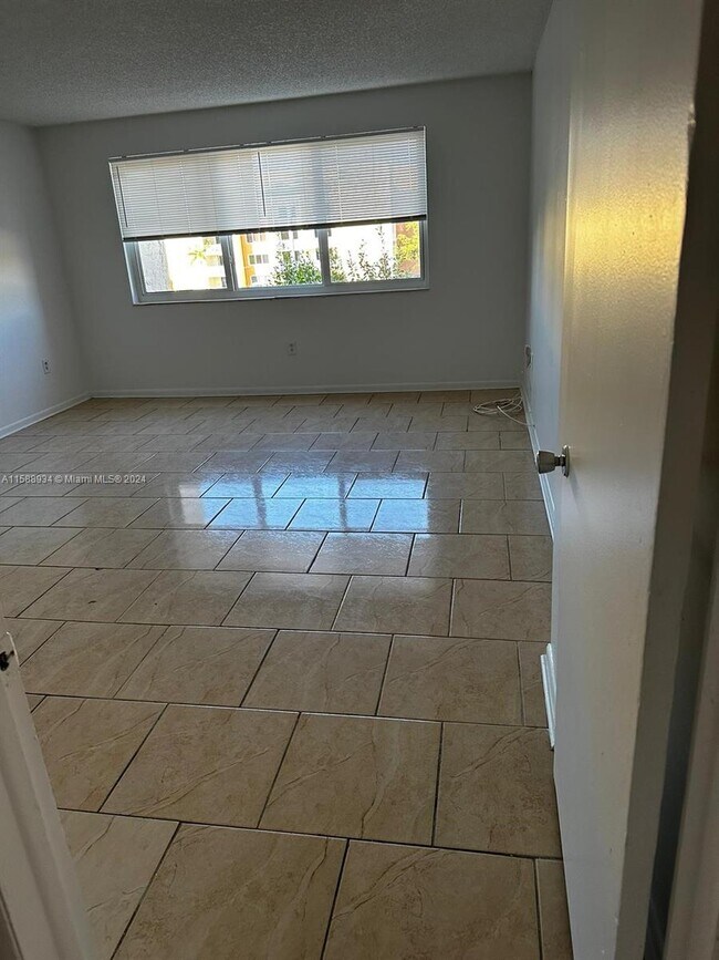 Building Photo - 6950 Miami Gardens Dr