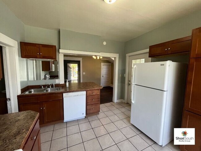 Building Photo - 6 bed 2 bath Single Family Home
